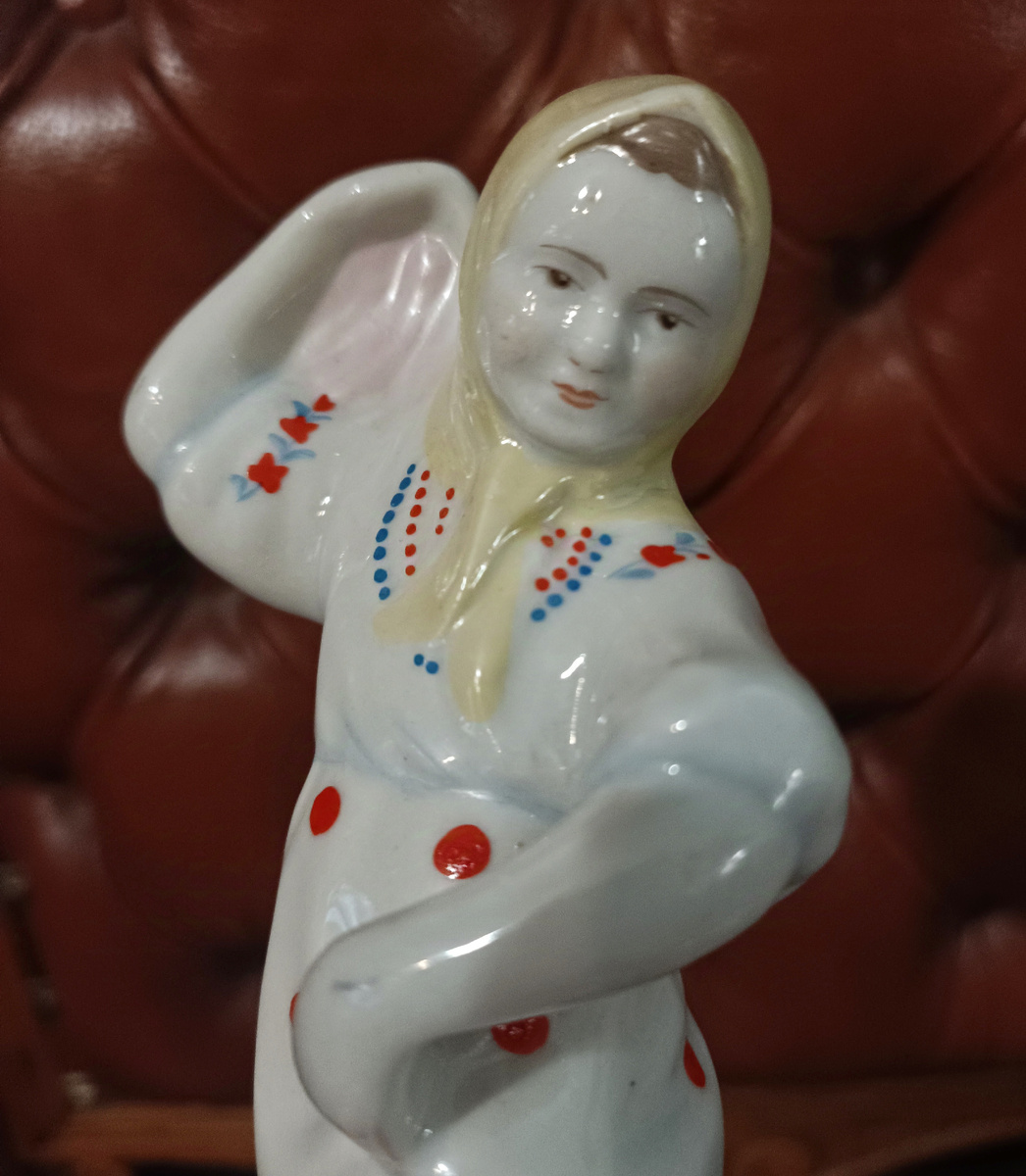 Н.А. Замятина. Скульптура «Дарья». Дулевский фарфоровый завод им газеты «Правда». 1930е. Из личной коллекции Н.Ломоносовой.