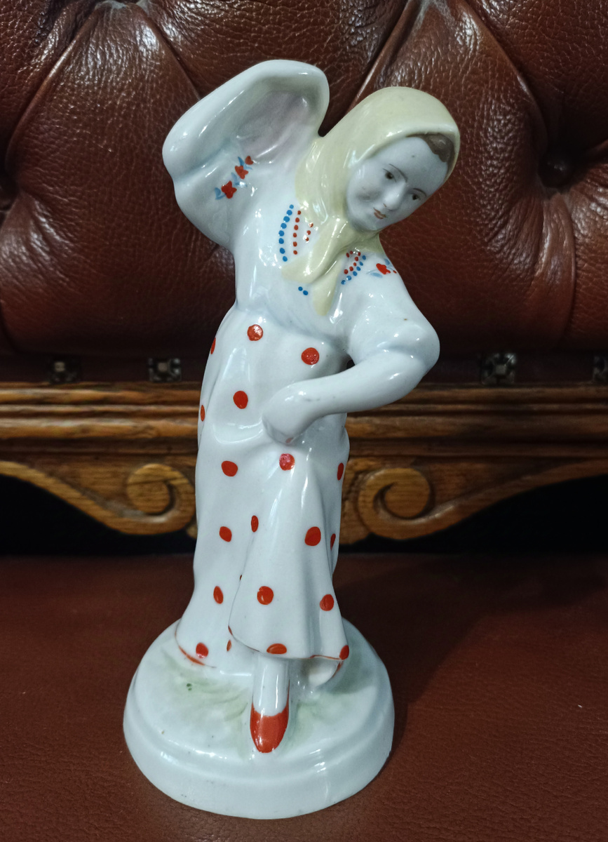 Н.А. Замятина. Скульптура «Дарья». Дулевский фарфоровый завод им газеты «Правда». 1930е. Из личной коллекции Н.Ломоносовой.