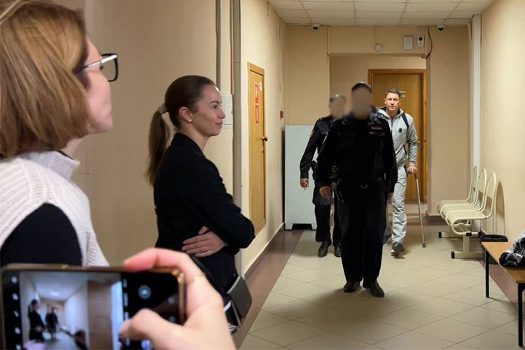    Сергей Миронов, как обычно, появился в суде на костылях. Как он позже заявит судье, по ходатайству прокуратуры его даже вывозили из СИЗО в РКБ, чтобы сделать МРТ, — настолько сильно все болит. Там подтвердили, что нужна операция