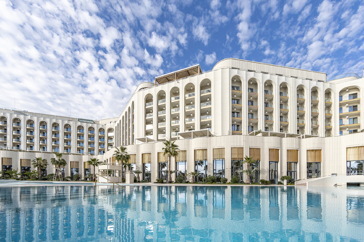 В отеле представлено 11 бассейнов, из которых 8 - с морской водой. 