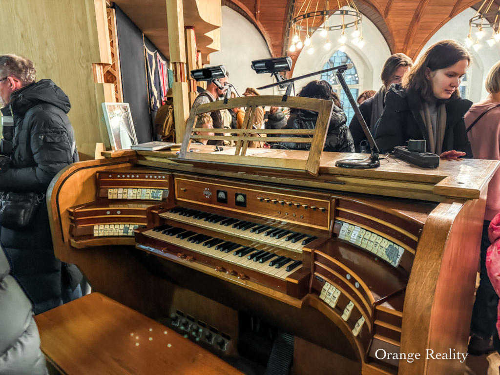 Орган в церкви