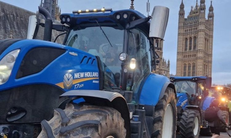    Тракторы фермеров едут по Лондону в поисках справедливости