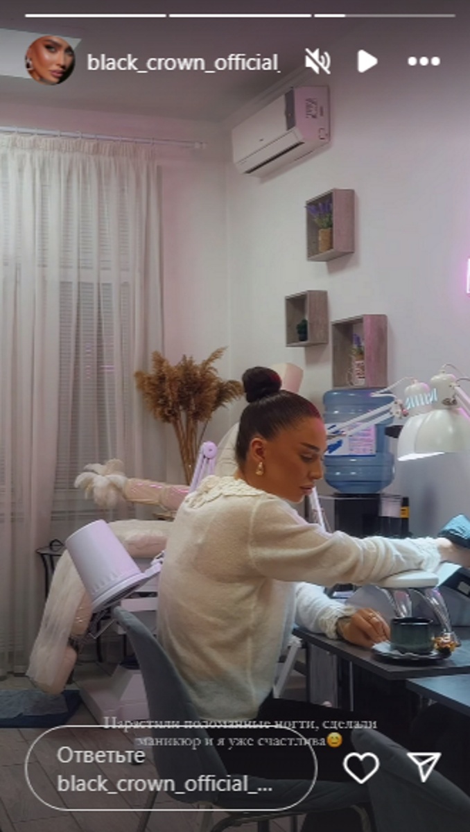 Татьяна Мусульбес на маникюре. Фото: соцсет