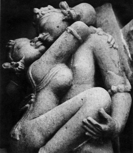 Пара в сексуальном союзе. Горельеф из «небесных чертогов» храма Деви Джагадамбу (Devi Jagadambu) в Каджурахо, ок. 1000.