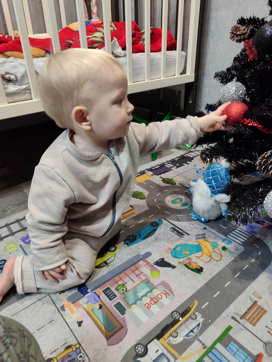 Пытается повесить обратно