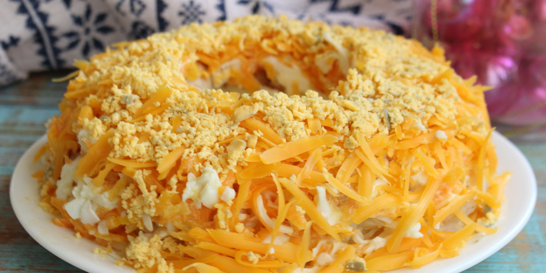 Слоеный салат с жареным куриным филе, сыром и овощами