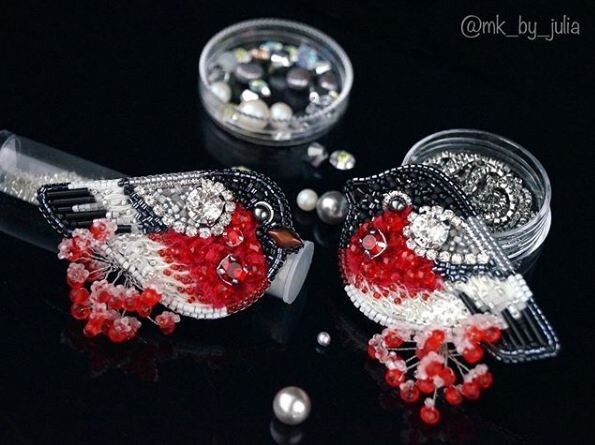    Брошь из бусин и бисера «Снегирь» от Юлии Рыбаковой   
Источник: Скриншот из видео