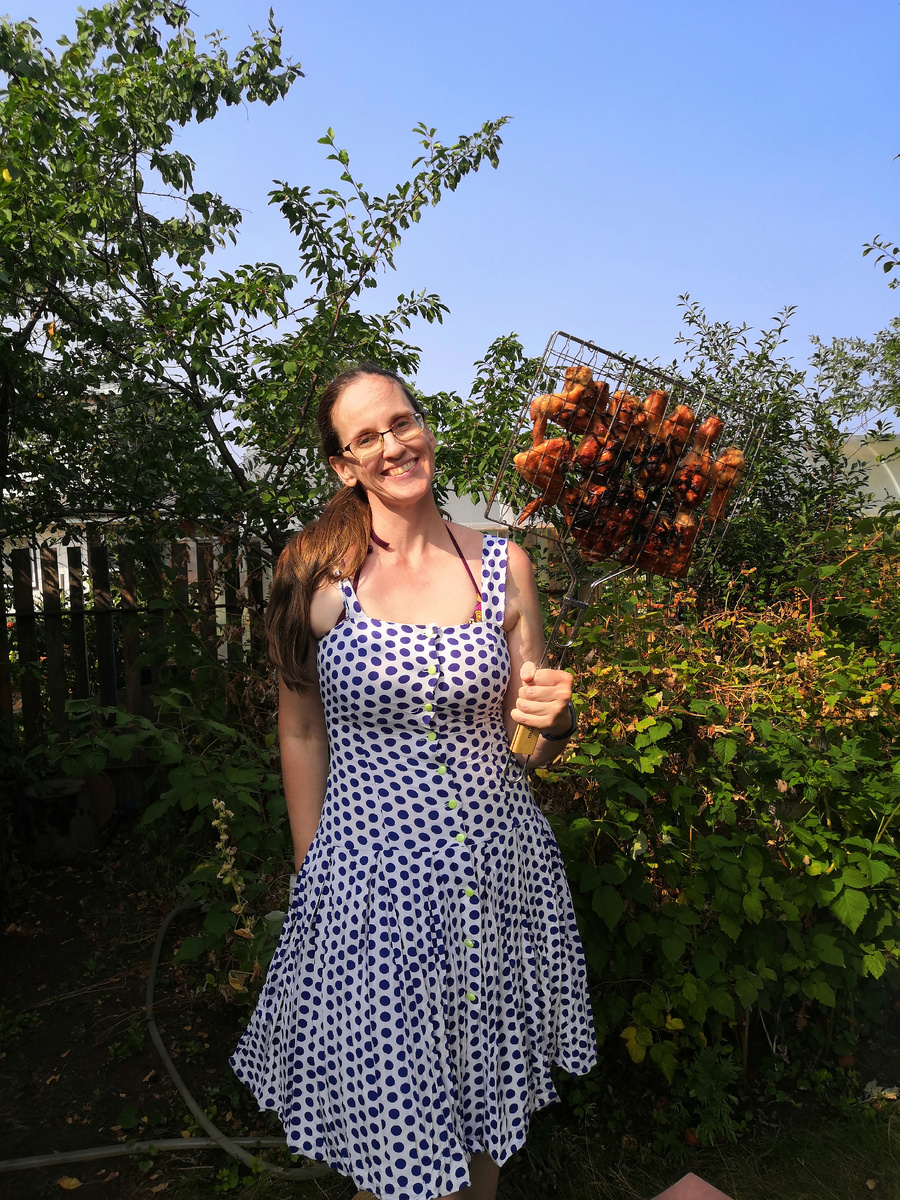 А этому сарафану, сшитому по выкройкам журнала "Бурда Модерн" уже больше 30 лет, и я его до сих пор ношу. Правда, уже на даче.