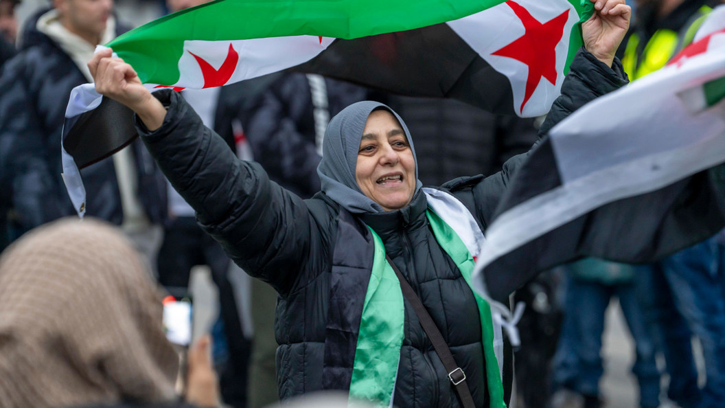    СИРИЙСКИЕ ЖЕНЩИНЫ НА МИТИНГЕ ШУМНО ПРАЗДНУЮТ КОНЕЦ РЕЖИМА АСАДА ПОСЛЕ СМЕНЫ ВЛАСТИ В САР - ТАКИЕ НАРРАТИВЫ СЕЙЧАС РАСПРОСТРАНЯЮТ ЗАПАДНЫЕ СМИ. ФОТО: IMAGO/JOCHEN TACK/ GLOBALLOOKPRESS