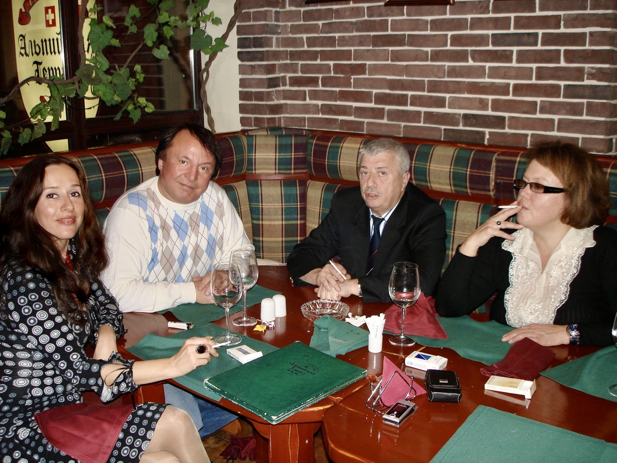 Все, кроме мужа,  с сигаретой в руках.