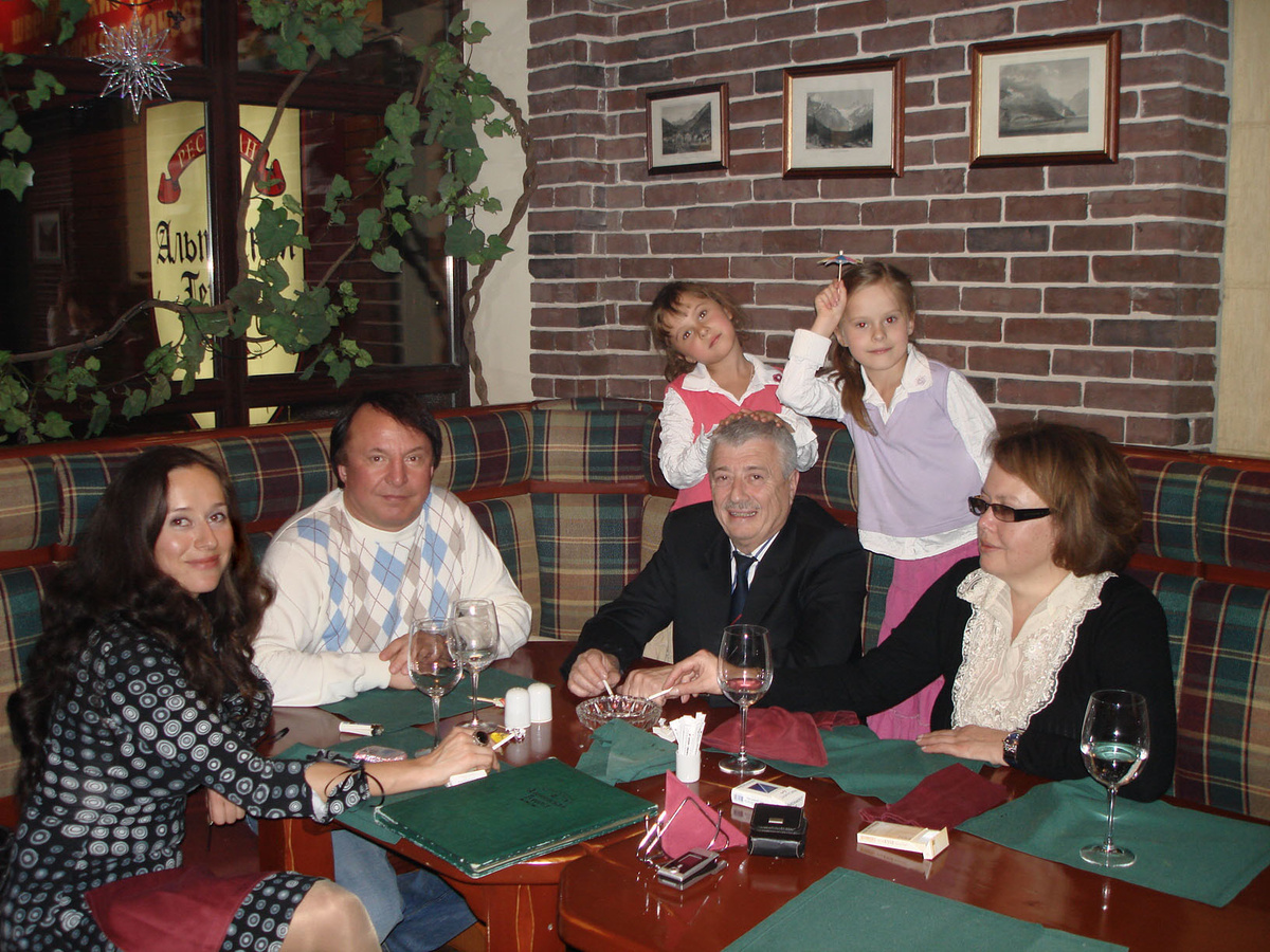 Я, муж, папа, его жена, двойняшки. Семейный обед по поводу Дня рождения мужа. 