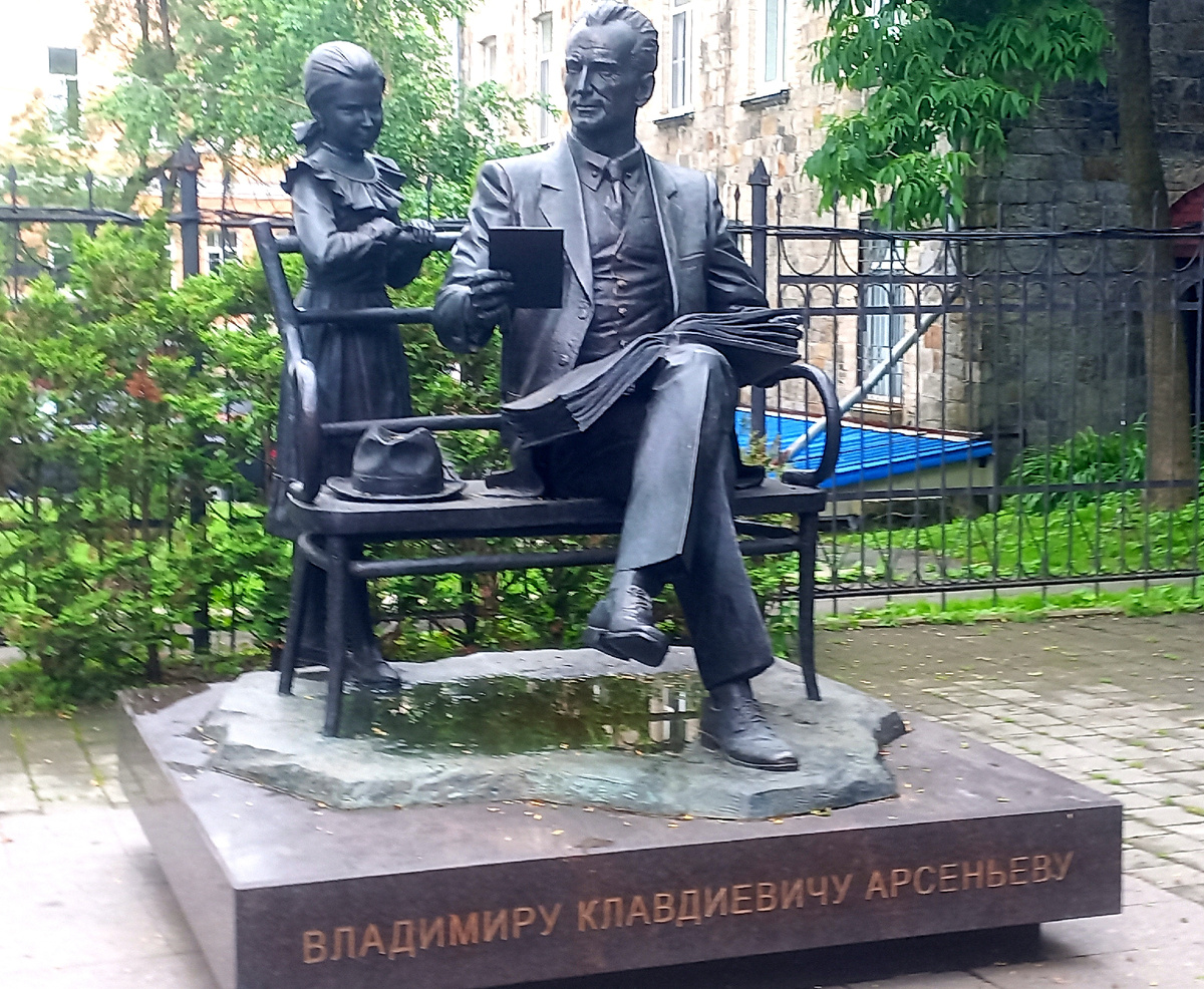 Памятник изображает востоковеда со своей дочерью Натальей. 