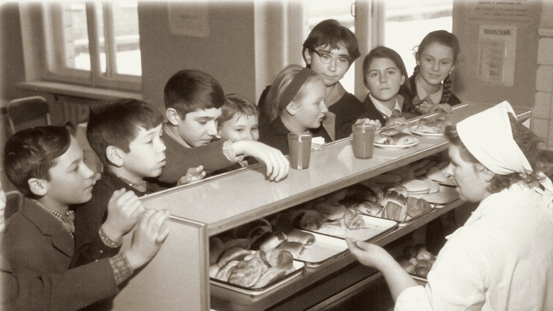 Пирожки в школьной столовой