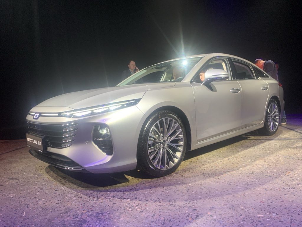 FAW Bestune B70 обновился и выходит на российский рынок по цене от 2 499 990 рублей за версию с 1,5-литровым бензиновым турбодвигателем и 7-ступенчатым роботом DCT. Изменения в сравнении с прошлой моделью разительны.