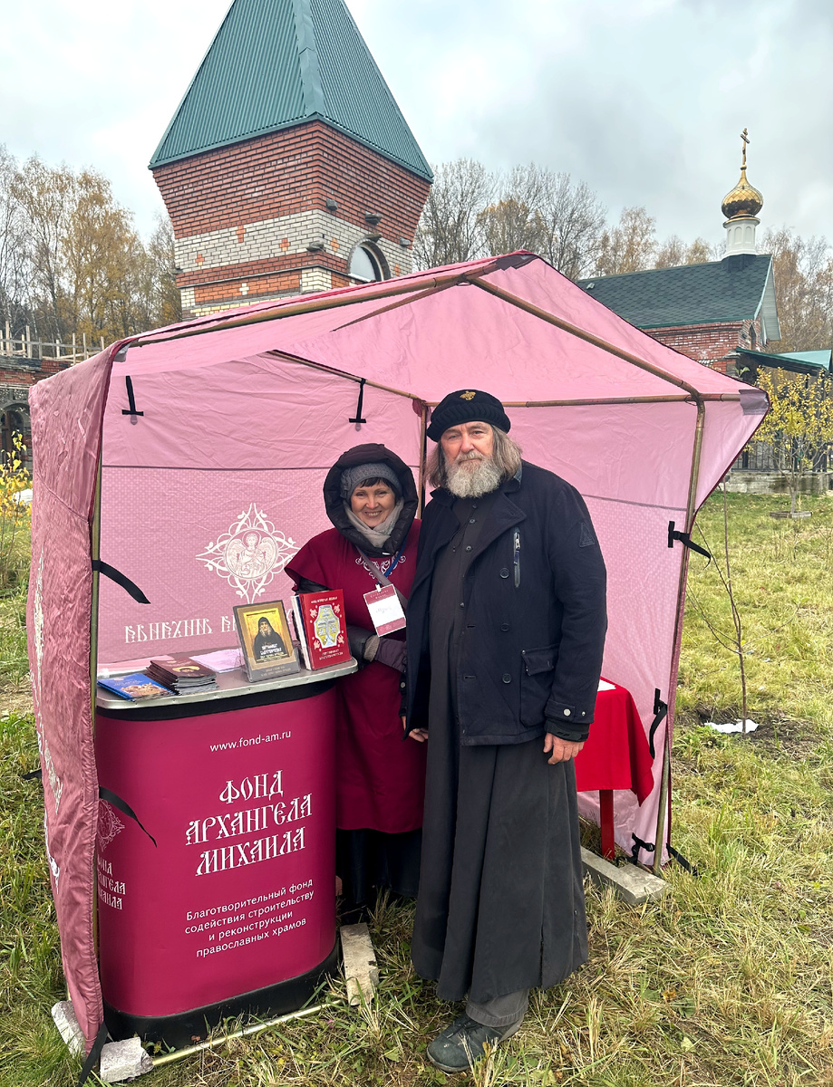 О. Федор Конюхов в основанной им деревне с волонтером Фонда Архангела Михаила