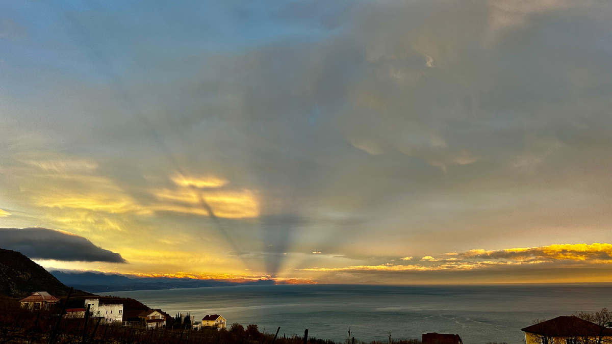 Вид в сторону мыса Меганом из села Малый Маяк на Южном берегу Крыма. Виктор Фецит,2024