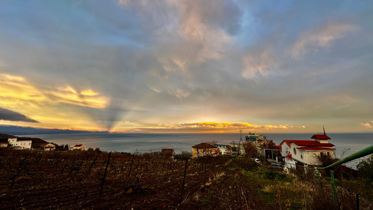 Вид в сторону мыса Меганом из села Малый Маяк на Южном берегу Крыма. Панорама. Виктор Фецит,2024