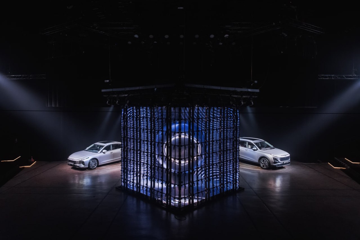 Светящаяся голографическая сфера, находящаяся внутри куба, олицетворяла гармонию духа и материи