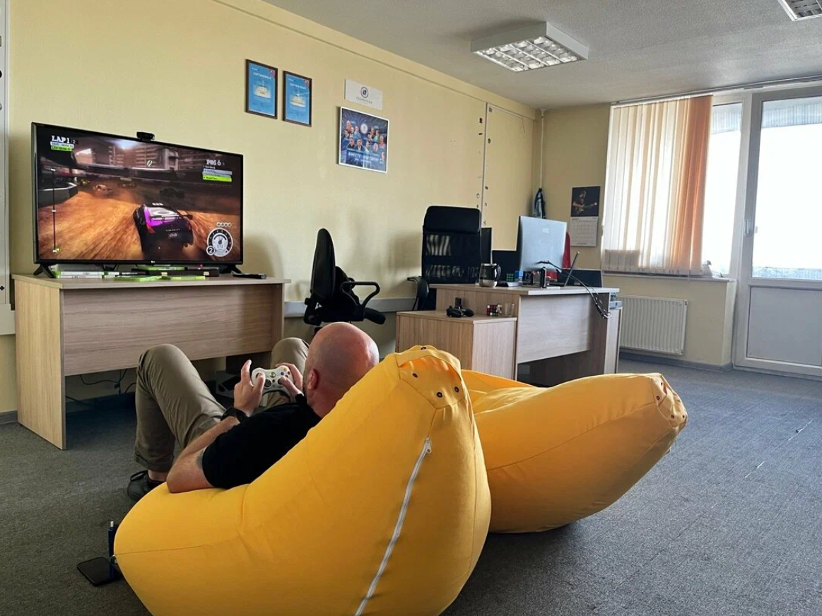 Цвет настроения в офисе Геометрии - желтый)