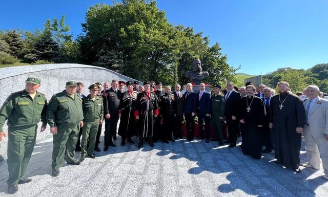 У мемориала Михаилу Тариеловичу Лорис - Меликову