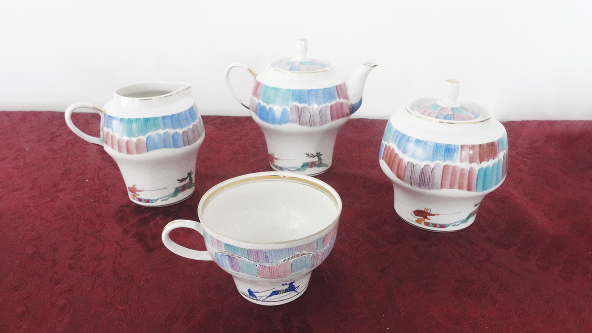 Сервиз  «Северное сияние». 1971 год, Артём. Автор формы «Обтекаемый» Аркадий Фёдорович Архиереев, автор росписи Александра Родионовна Архиереева