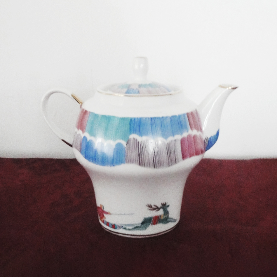 Чайник из сервиза «Северное сияние». 1971 год, Артём. Автор формы «Обтекаемый» Аркадий Фёдорович Архиереев, автор росписи Александра Родионовна Архиереева