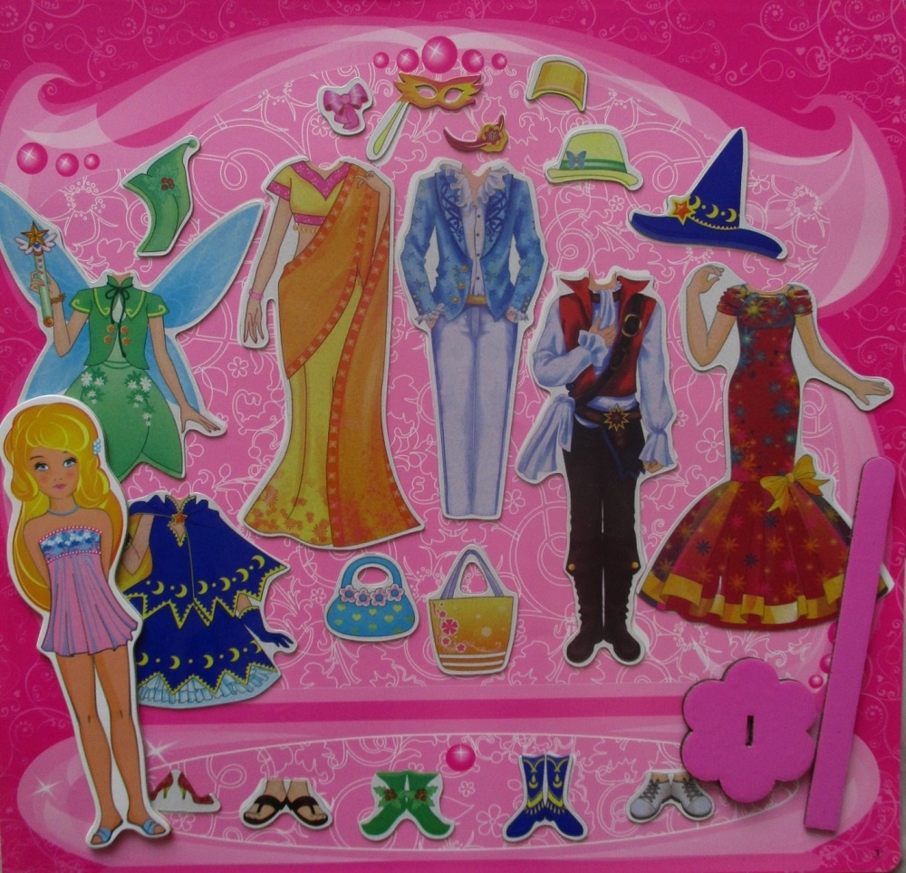 Передняя сторона набора с куклой и её одеждой. 