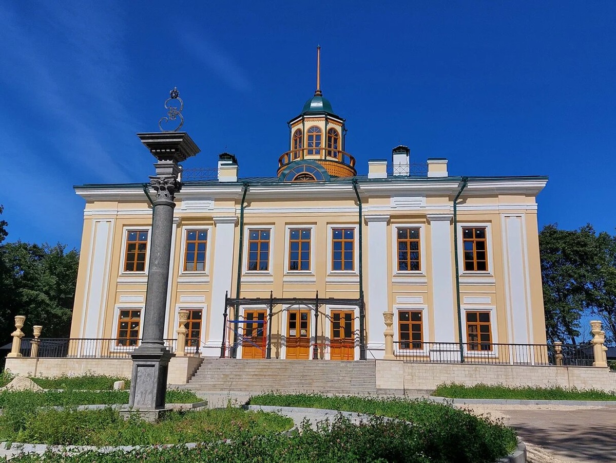 В 2014 году в крупном пожаре полностью сгорела крыша с башней. Спустя год начались восстановительные работы. Фото: Lolarc -. / Яндекс Карты