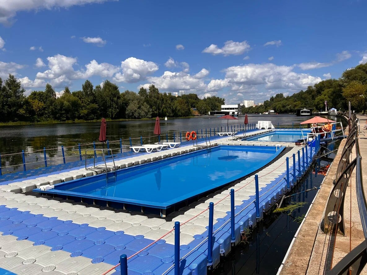 Вода в бассейнах — из реки, проходит очистку и подогревается до +24 °С. Фото: Марина Н. / Яндекс Карты
