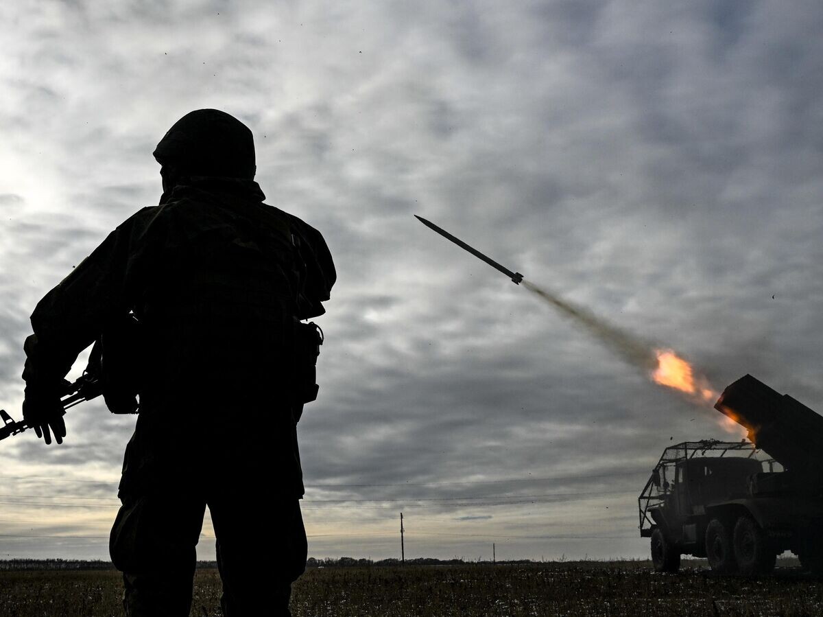    Боевая работа РСЗО БМ-21 "Град" реактивной артиллерийской батареи подразделения 44 армейского корпуса группировки войск "Север" в Белгородской области© РИА Новости / Сергей Бобылев
