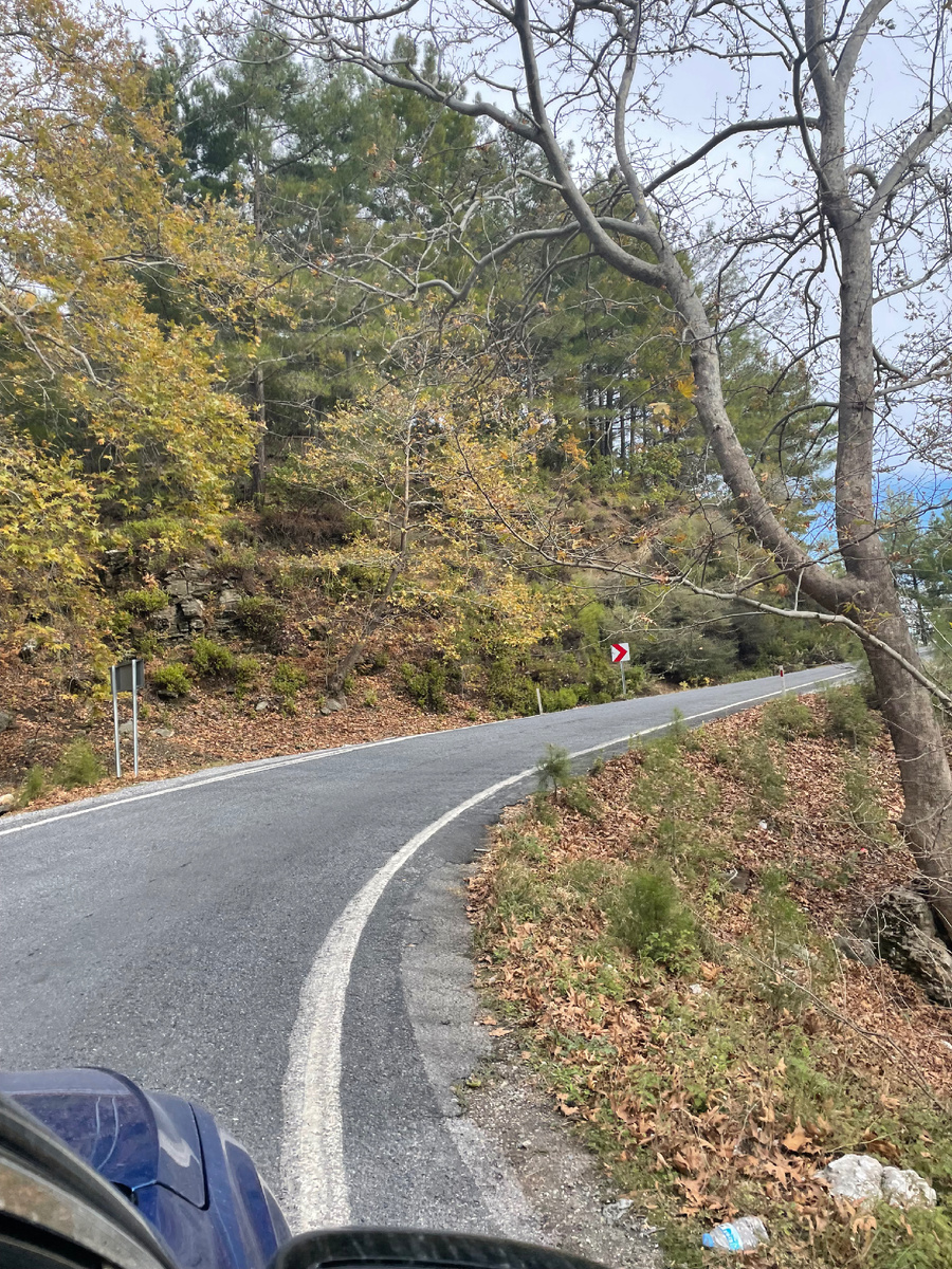 Ну чем не Ленинградская область? Все тоже по природе, только обрыв справа выдает горную местность