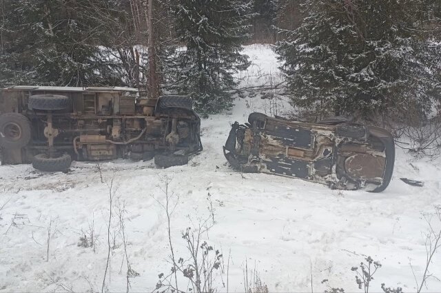    Обе машины раскурочены всмятку. Фото: УГИБДД по Удмуртской Республике