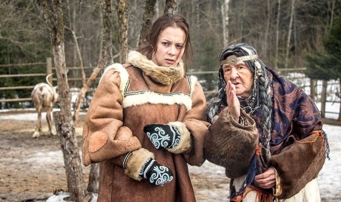 Лилия Молчанова (актриса Екатерина Симаходская) видит свой сон с бабушкой-зскимоской.