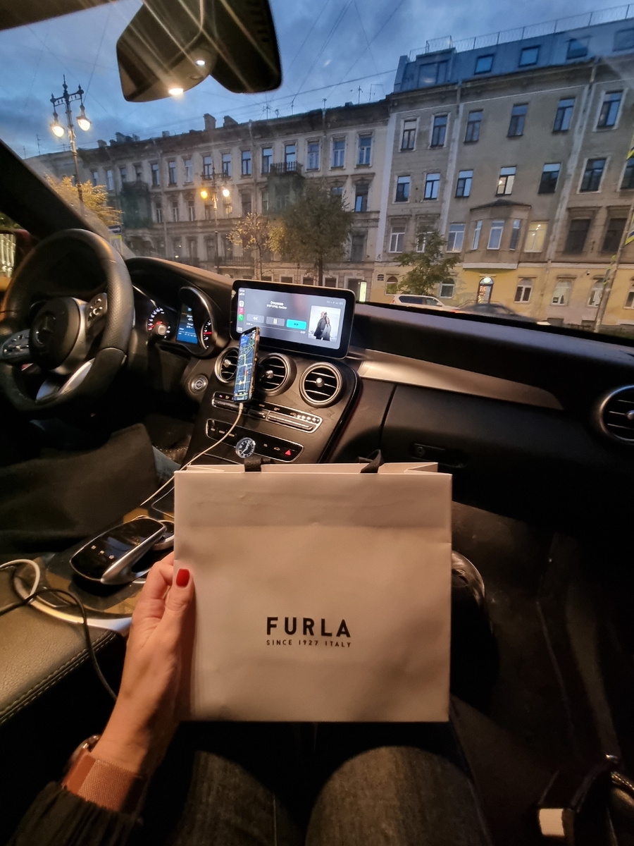 С поезда на мерседесе меня встретила подруга на мерседесе, подарила подарок и отвезла в бар