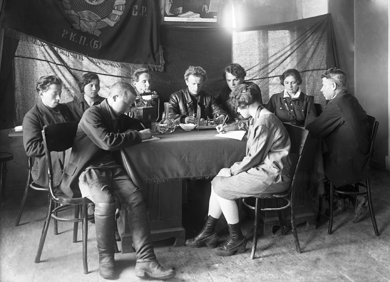 Первая инициативная группа на совещании о создании кабинета истории завода, 1941 г.