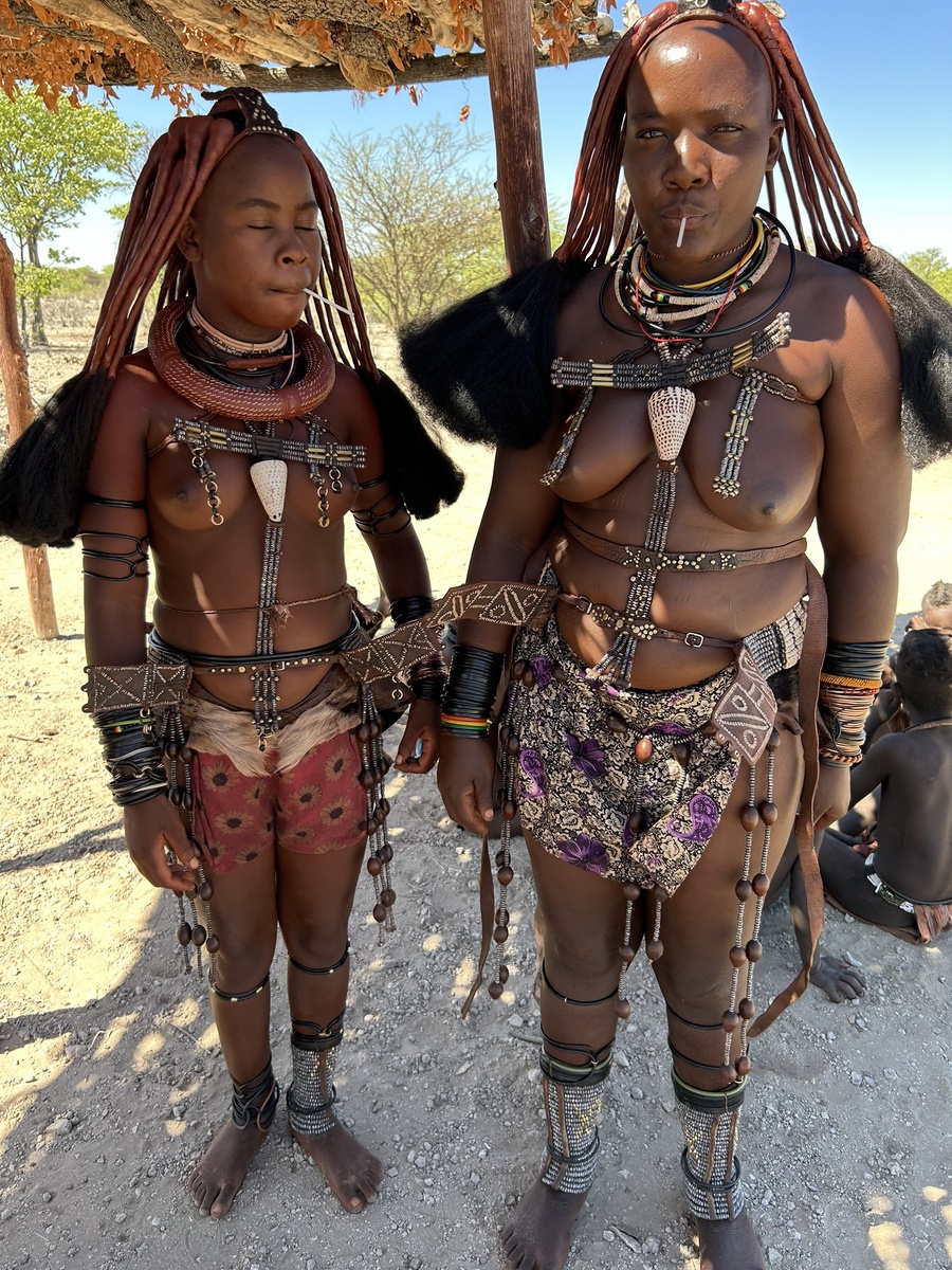 Младшей девушке 18 лет и она не замужем. Старшей 27 и у нее трое детей 