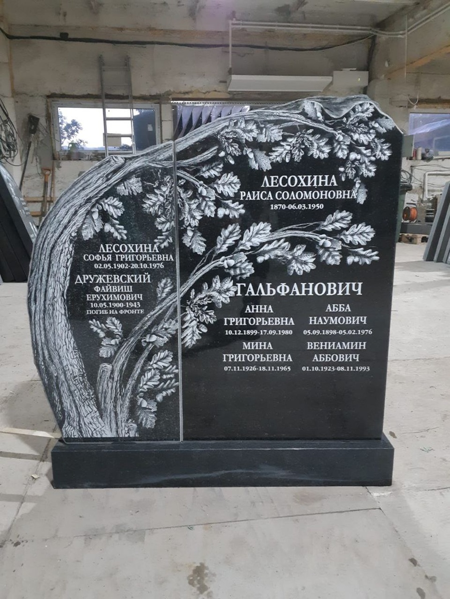 Семейный памятник из черного гранита.