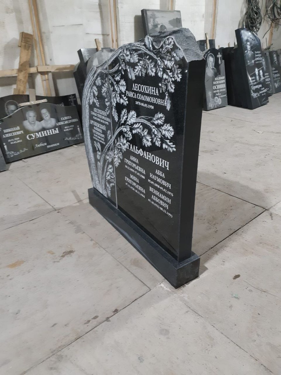 Семейный памятник из черного гранита.