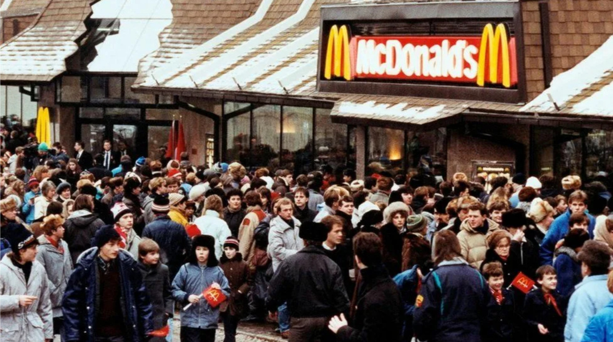 Открытие первого Макдональдса в Москве в 1990 году. Источник: Яндекс