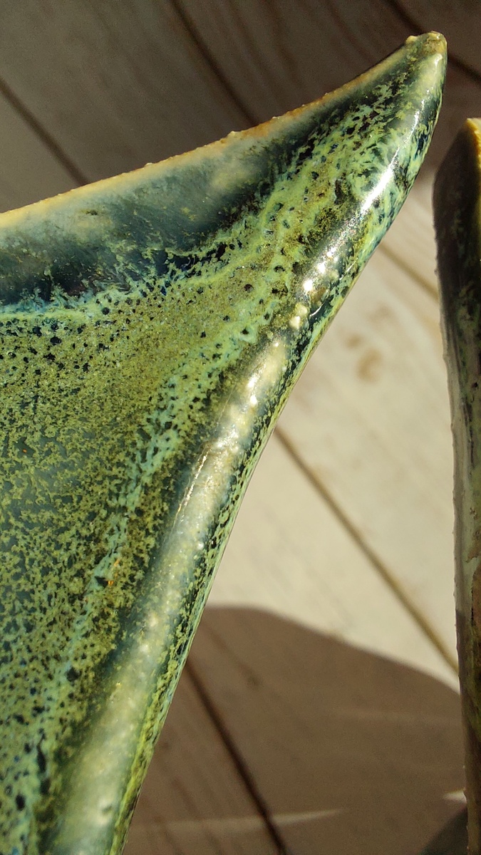 Здесь послойно нанесены три разные зелёные глазури