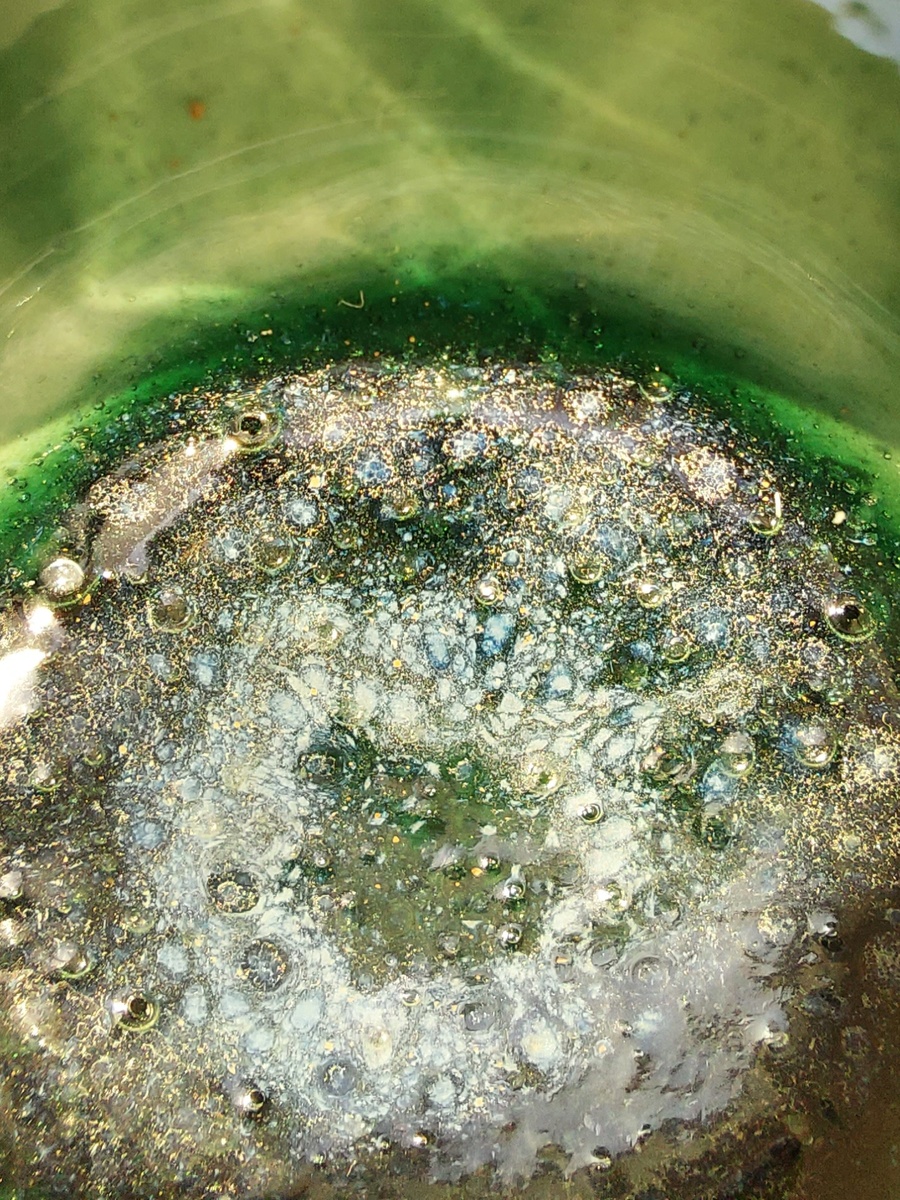 Глазури смешались, и создали эффект драгоценностей на дне