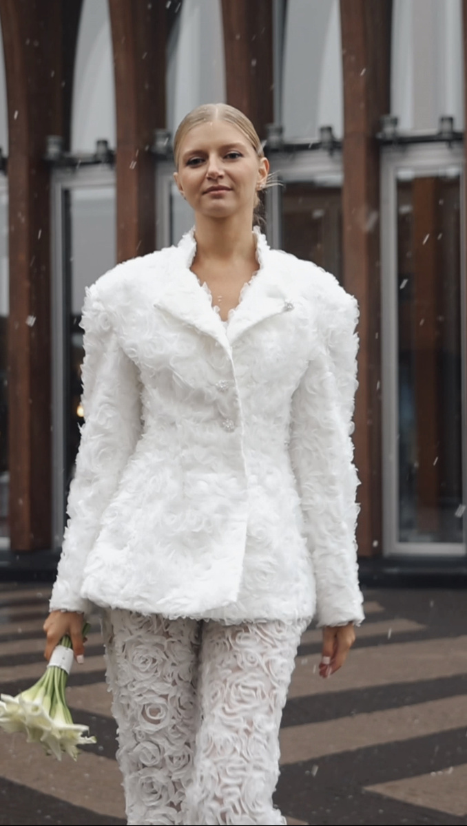 Привет, я Дмитрий Кацера, и у меня есть вопрос: как можно отдавать свадебные фильмы и фотографии через 3-6 месяцев после свадьбы? Я этого искренне не понимаю.

Свежесть эмоций – в приоритете

Свадьба – это невероятно эмоциональный день, который хочется переживать снова и снова. Но если ждать полгода, эмоции уже не те, да и смотреть результат так долго – настоящее испытание. Я отдаю своим парам видео максимум за 2 недели. Почему? Потому что ценю актуальность и своевременность.

Скорость без потери качества

Кто-то скажет: “Хорошая работа требует времени”. Да, это так. Но профессионал должен уметь работать быстро, сохраняя качество. Для меня важно, чтобы пара получила идеальные кадры, пока воспоминания ещё свежи.

Почему долгие сроки – это плохо?
 1. Эмоции угасают. Чем дольше вы ждёте, тем меньше радости приносит результат.
 2. Недоверие к видеографу. Ожидание в 3-6 месяцев выглядит как неуважение к клиентам.
 3. Риск потери связи. Через полгода пара может вообще забыть о фильме, а впечатление о вашем сервисе уже испорчено.

Скорость и уважение к клиенту – это то, что я ценю в своей работе. Свадебный фильм – это история любви, которую хочется переживать заново, а не терпеливо дожидаться месяцами.