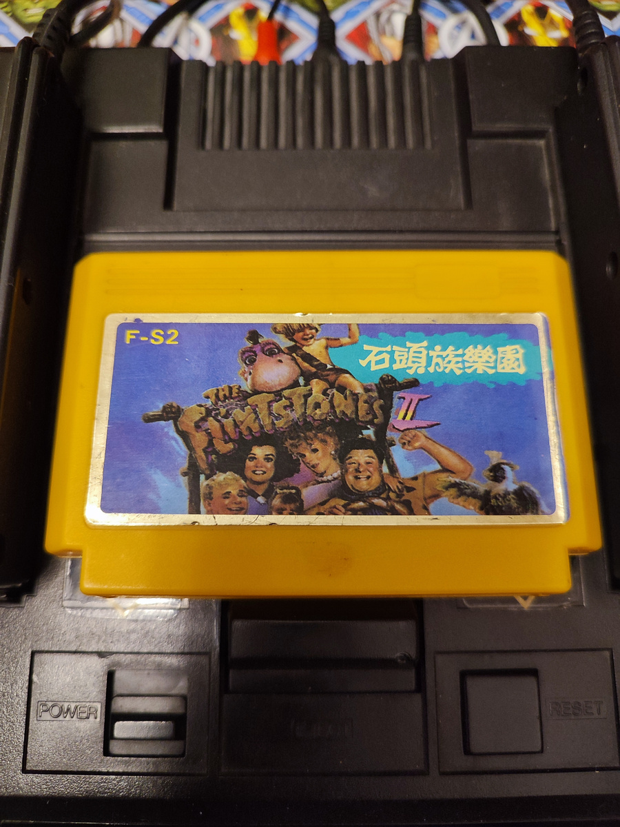 Фото сделаны мной. На фото игра "Flintstones 2". Оригинал игры "The Flintstones" был разработан Taito Corporation и издан Sega Interprises в 1993,.г. для Sega Mega Drive. Фото демонстрирует начальную заставку игры, а так же общий визуальный фон игры. Подробнее об этом рассказано в статье. Все материалы принадлежат правообладателям и размещены исключительно в информационных целях.