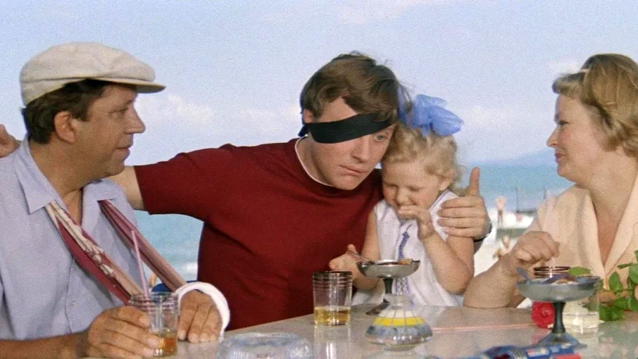 Фото: Кадр из фильма "Бриллиантовая рука", Мосфильм