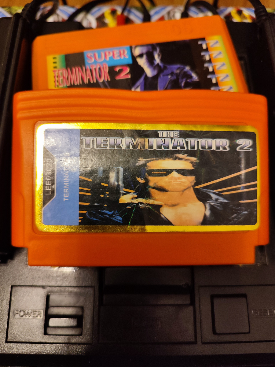 Фото сделаны мной. На фото игра "Terminator 2. Оригинал игры "Terminator 2: Judgment Day" был разработан Arc Developments, Bits Studios, Dementia, Ocean Software, Software Creations и издан Acclaim, LJN, Flying Edge Acclaim Japan, Ocean Software в 1991г. для платформ: Amiga, Amstrad CPC, Atari ST, Commodore 64, DOS, Game Boy, NES, Sega CD, Sega Game Gear, Sega Master System, Sega Mega Drive. Genesis, SNES, ZX Spectrum. Фото демонстрирует начальную заставку игры, а так же общий визуальный фон игры. Подробнее об этом рассказано в статье. Все материалы принадлежат правообладателям и размещены исключительно в информационных целях.