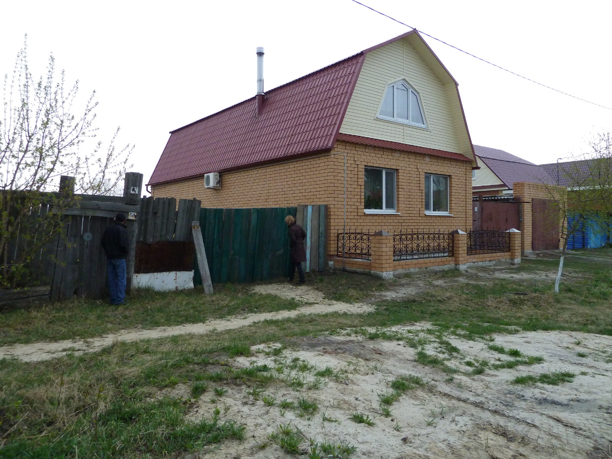 С наружней стороны забора