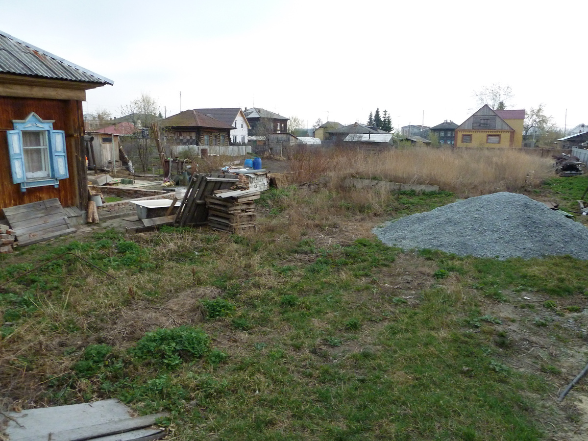 с внутренней стороны забора