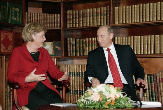    Ангела Меркель и Владимир Путин во время встречи в 2006 году