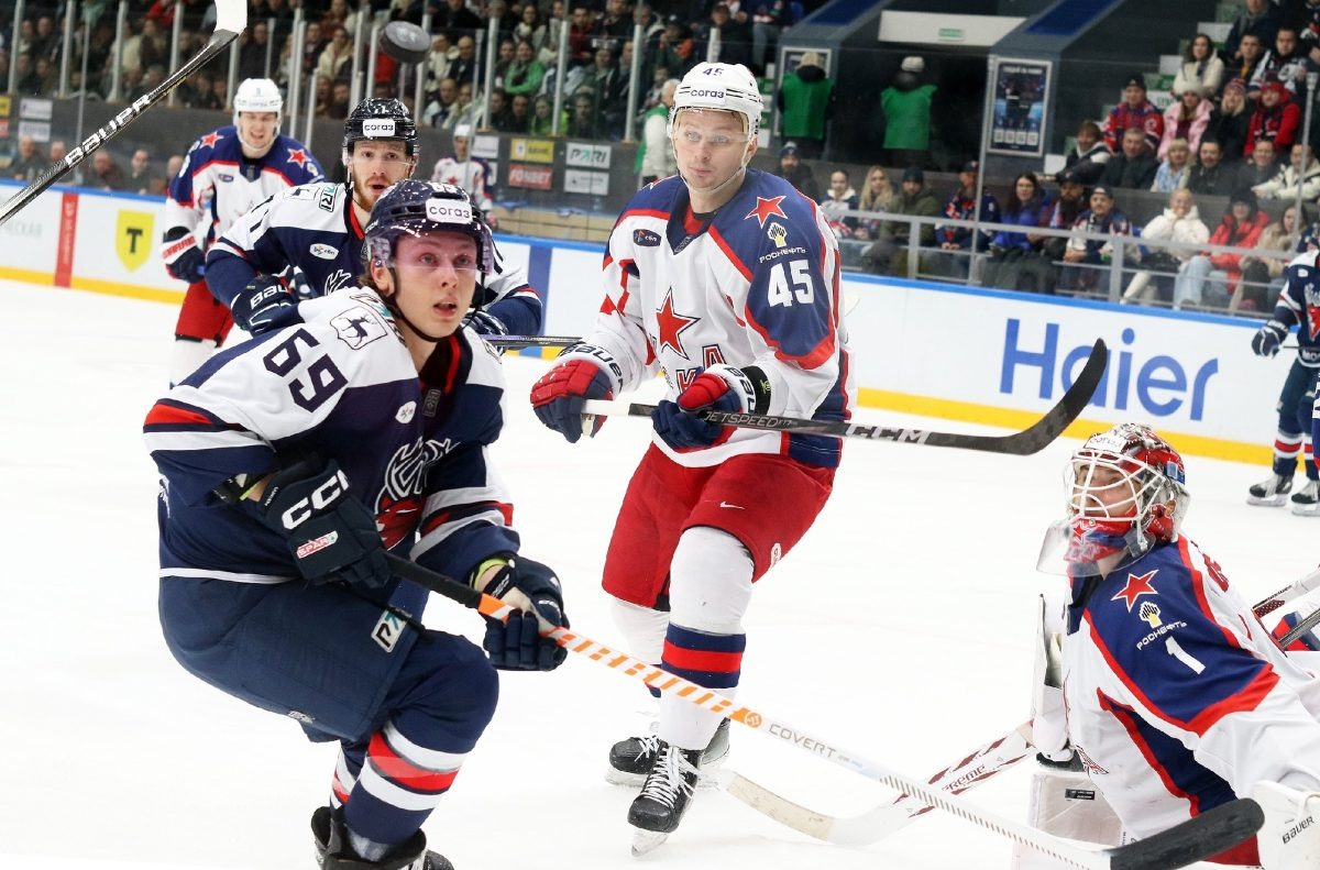    3В атаке Игорь Ларионов (2 + 10 в 19 матчах), а шайба «на втором этаже».