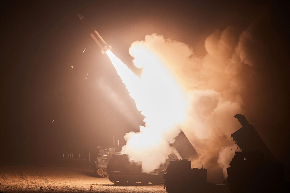    ВСУ нанесли удар шестью баллистическими ракетами ATACMS американского производства по военному аэродрому в Таганроге EAST NEWS
